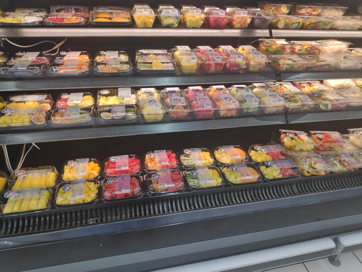 hugoclement's tweet image. 1- Prendre des fruits naturellement équipés pour se conserver. 
2- Leur enlever la peau.
3- Les mettre dans du plastique. 

Franchement, on en est encore là ?🤦‍♂️