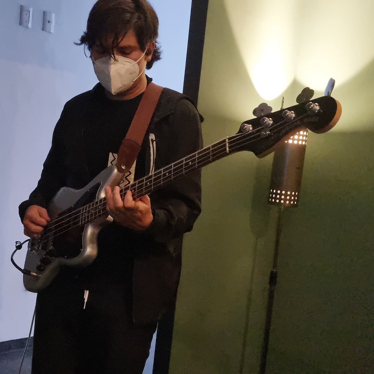 somoscanvas's tweet photo. Seguimos en sesiones 🎚🎚

@santiagoprado riffeando en el bajo ⚡

@somoscanvas en @AppleMusic :

https://t.co/wBepwGrNCq

#SomosCanvas #CNVS #Recording #NuevoDisco @nomorecords @onepotmexico @fender https://t.co/RBPi4uiyKE