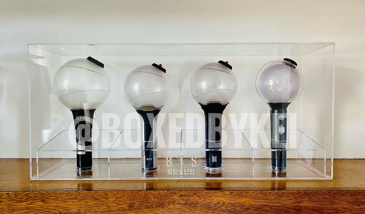 BoxedByKei's tweet photo. Set box for all versions of Army Bomb!
✅ made from 3mm acrylic
✅ custom fit for each version
✅ with stopper on base so lightstick wont slip
✅ customizable engrave
✅ also available in premium version
#BoxedByKei #BtS #BtsArmy #LightstickDisplayCase #lightstickbox https://t.co/B3TTWKBZH4