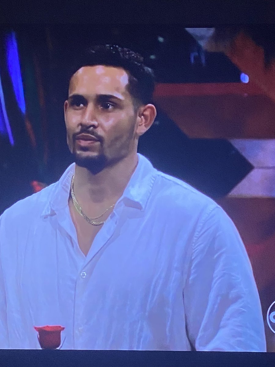 maddjones24's tweet photo. Spot the difference. (Hint: you can’t) 
#bachelorinparadiseabc #BachelorNation #bachlorinparadise https://t.co/OnmX01dUKk