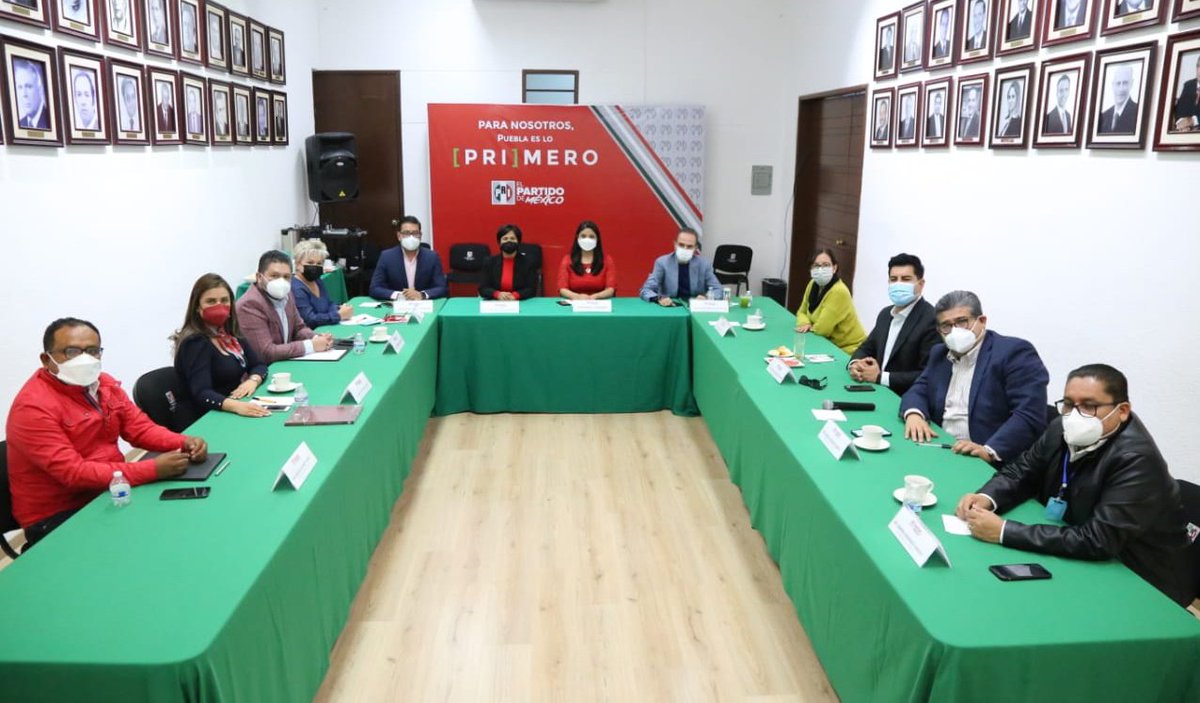 Quiero felicitar a <a href="/Javier_CasiqueZ/">JAVIER CASIQUE</a> <a href="/rgolmedo/">Rocío García Olmedo</a> <a href="/JosefinaGHof/">Josefina García Hernández</a> <a href="/Nibardo_HS/">Hernandez Sánchez</a> y <a href="/JonathanOnat22/">Jonathan Collantes Cabañas</a> por su destacado trabajo y compromiso como Diputadas/os en la LX Legislatura del <a href="/CongresoPue/">H. Congreso de Puebla</a>