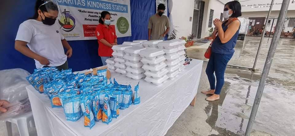 cebucaritas's tweet photo. LOOK: In coordination with Cebu Caritas Inc., Mr. Terry Balankig and family sponsored 50 pcs. of packed lunch for our brothers and sisters in celebration of his birthday last September 14, 2021.
#GiftedToServe
#SugboanongSimbahan https://t.co/hHLizertT9