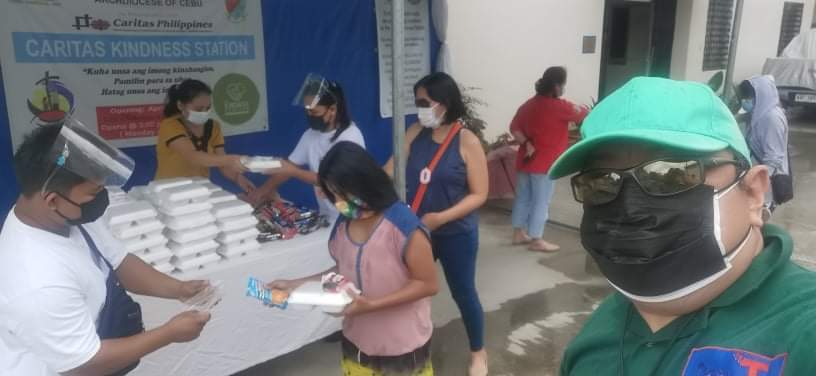 cebucaritas's tweet photo. LOOK: In coordination with Cebu Caritas Inc., Mr. Terry Balankig and family sponsored 50 pcs. of packed lunch for our brothers and sisters in celebration of his birthday last September 14, 2021.
#GiftedToServe
#SugboanongSimbahan https://t.co/hHLizertT9
