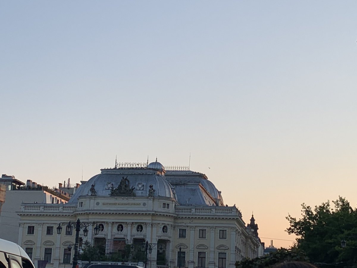 Lever du jour à #Bratislava où les journalistes du vol papal embarquent en bus pour le sanctuaire de #Sastin : messe à 10h avec <a href="/Pontifex/">Pope Leo XIV</a>