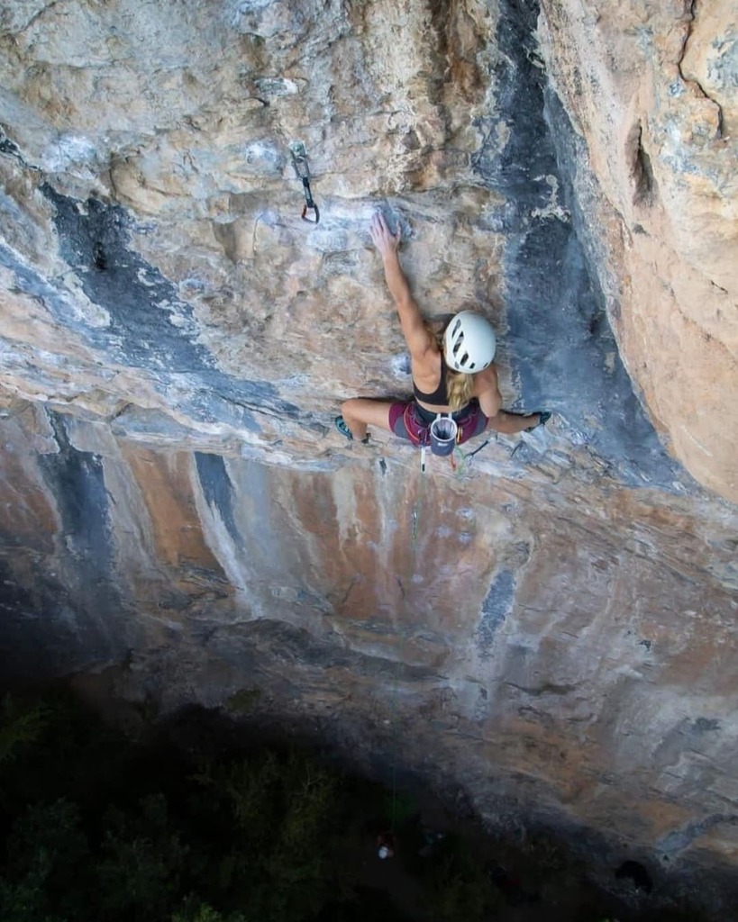 Always up.
🐺@physiolau 
📷@fotografiadeaccionchechu 
.
.
.
.
.
.
.
#lalobera #routsetter #wolvesdontbark #boulderingspain #routesetter #escaladadeportiva  #arrampicata #rockclimbing #climbing #boulder #bloque #escalador  #climber #bulder #climbingspain #chalk #grimper #climbi…
