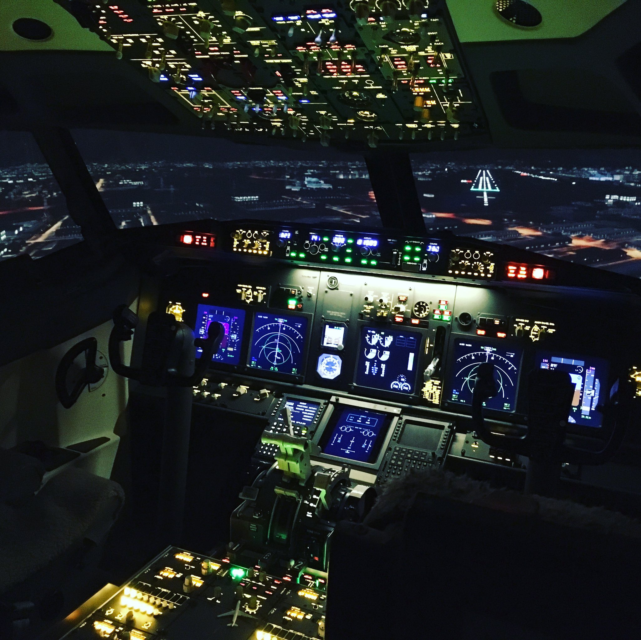 テクノバード Technobird インスタ映えと操縦 カッコイイですね テクノバード 飛行機 フライトシミュレーター 神戸 ボーイング737 800 セスナ172 パイロット志望 飛行機のある風景 神戸空港 大阪国際空港 伊丹空港