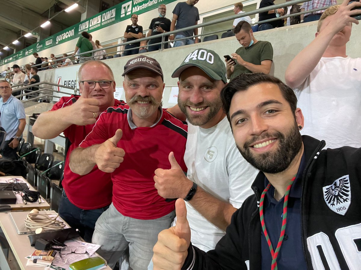 Bei aller Rivalität, gekämpft wird auf dem Platz, nicht daneben.

Das sind die Jungs von <a href="/RWE_Fanradio/">Radio Hafenstrasse</a>, die leidenschaftlich kommentiert haben, dabei aber immer sympathisch blieben und zB. auch die rote Karte für Hildmann kritisierten. 

<a href="/Preussen06/">SC Preußen Münster</a>  <a href="/rot_weiss_essen/">Rot-Weiss Essen</a>