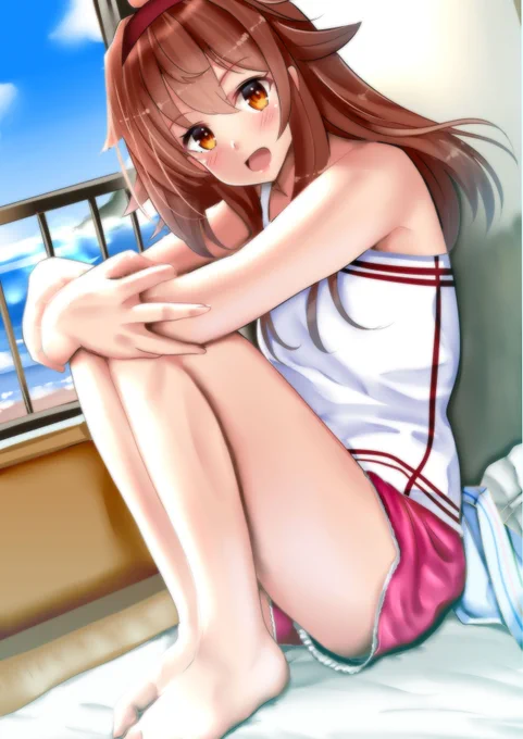 白露ちゃんを起こしに部屋に入ると
部屋着姿でこっちを見てきた。
#艦これ 
