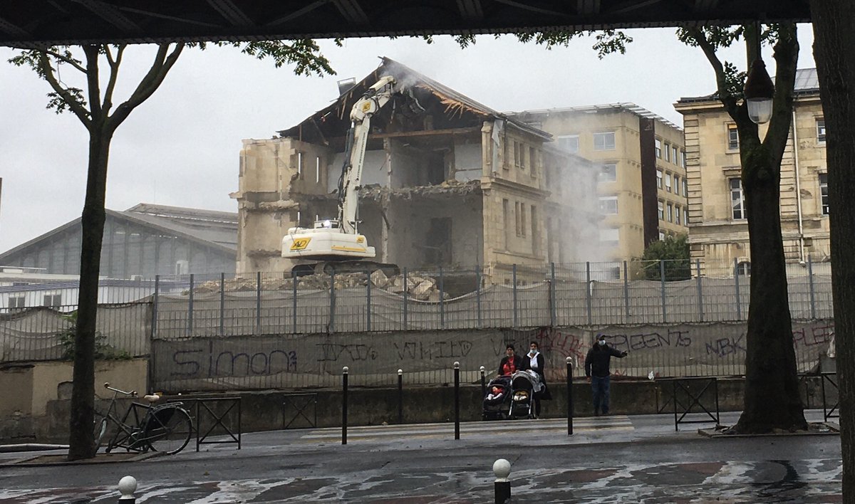 Spectaculaire destruction de beaux bâtiments anciens en pierre de taille dans le cadre de l'opération immobilière de l'hôpital Lariboisière. 

L'hôpital est classé monument historique et le site protégé, mais bon...

(La vilaine bouse moderne, derrière, sera elle épargnée.)