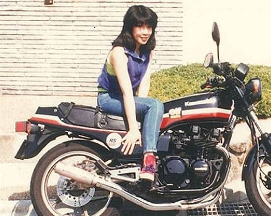 高市早苗さんのwikiが見たくなってチェック。大学生時代は軽音楽部に所属し、ヘヴィメタルバンドでドラムを担当していた。他にもスキューバダイビングやオートバイが趣味であった。  第100代内閣総理大臣は誰になるかな。高市さんがいいなとこっそり思った。