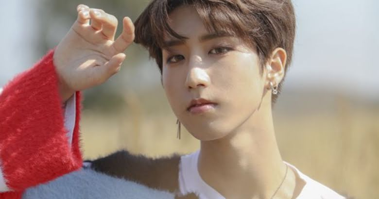 Kookchiberry's tweet photo. JUST WATCHED LEE FELIX'S LIVE 
I CAN'T YAAR HE IS SO CUTEEEEE
STAY HAPPY LIX~ AND YEAH I FORGOT TO WISH HAN ON TWT YESTERDAY  LOVE YOU HAN 💜 https://t.co/KSUplofE8B