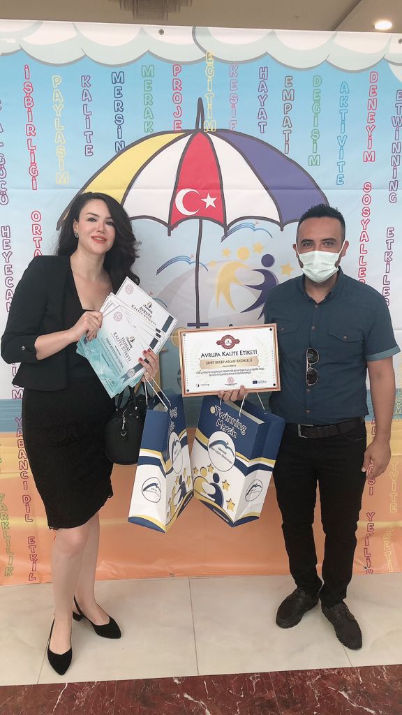 SehitRecep's tweet photo. @eTwinningMersin @tretwinning  Avrupa kalite etiketimizi aldık hayırlı uğurlu olsun 👏👏👍
@aliihsansu_ @muhittinpamuk @AdemSimsek33 @kadir_karakus33 @AkdenizilceMem https://t.co/GcXgzjkoJg
