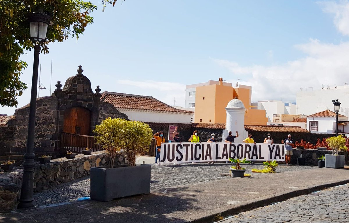 PEFRALCA's tweet photo. Desde el #CastilloDeSantaCatalina en #SantaCruzdelaPalma en #LaPalma l@s trabajador@s públic@s en fraude de ley le decimos alto y claro al presidente @avtorresp y al vicepresidente @RomanRodWeb  

¡Justicia laboral YA!

#PancartaViajeraPorCanarias https://t.co/2DGjT6v4g7