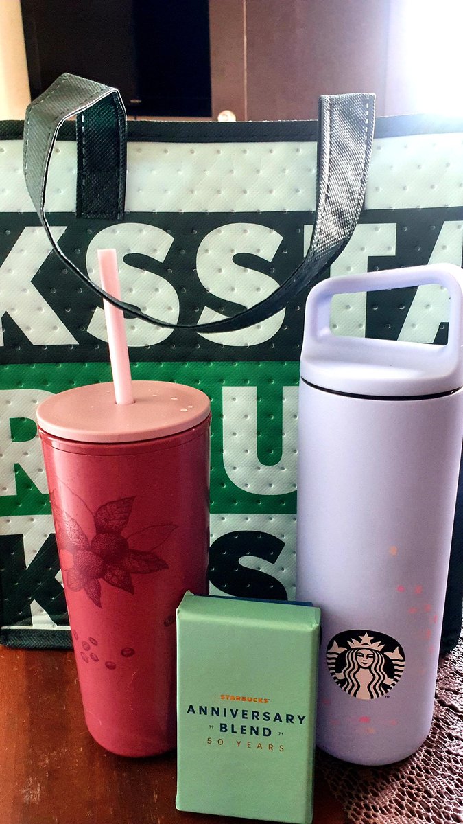 lavender615's tweet photo. Omg! Ang ganda ng nakuha ko sa starbucks lucky bag! Exactly what I wanted and all in purple shades!! #starbucksluckybag #purpleaddict https://t.co/pRdng1mBMg