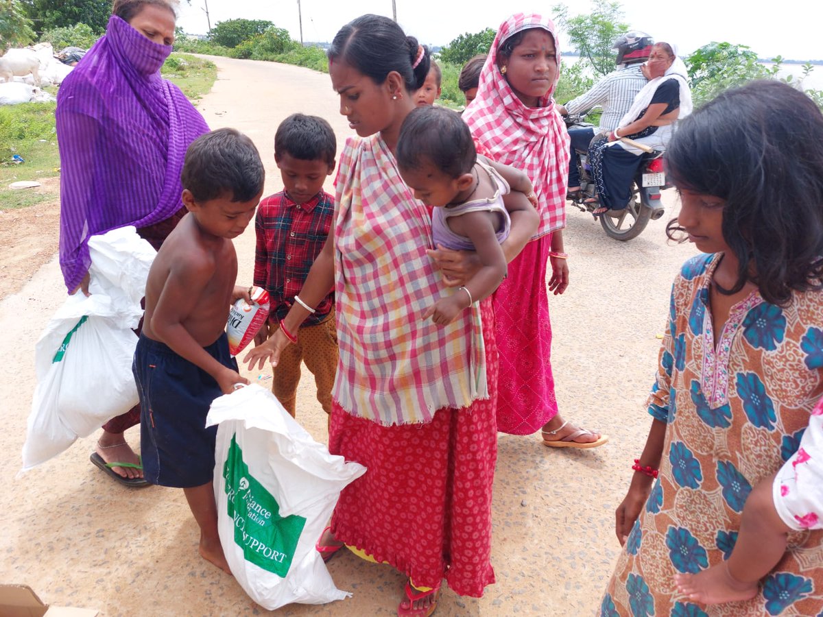UdaanBD's tweet photo. Dry ration distribution in #Balisahi among #displaced &amp; #rehabilated #slumdwellers from different slums in #Cuttack on 8th August 2021 by @UdaanBD
@CMO_Odisha
@CMCCuttack 
@CuttackDM https://t.co/Iotb8qYNkH