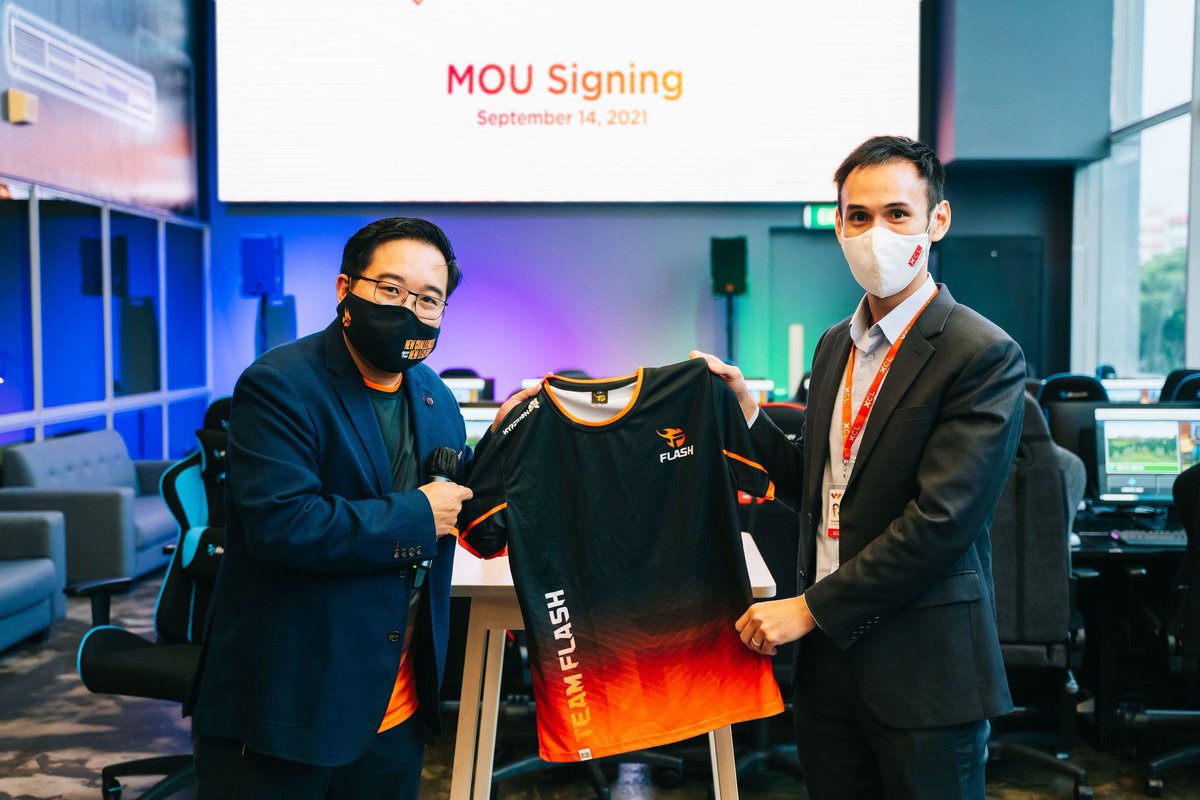𝐈𝐍𝐒𝐏𝐈𝐑𝐈𝐍𝐆 𝐓𝐇𝐄 𝐍𝐄𝐗𝐓 𝐆𝐄𝐍𝐄𝐑𝐀𝐓𝐈𝐎𝐍| MOU Signing with XCL Education 

Irons in the fire🔥Team Flash has officially signed a Memorandum Of Understanding with <a href="/XCLWA/">XCL World Academy</a> where we'll see windows of opportunity✨ opening for aspiring youth into the esports industry!🎮