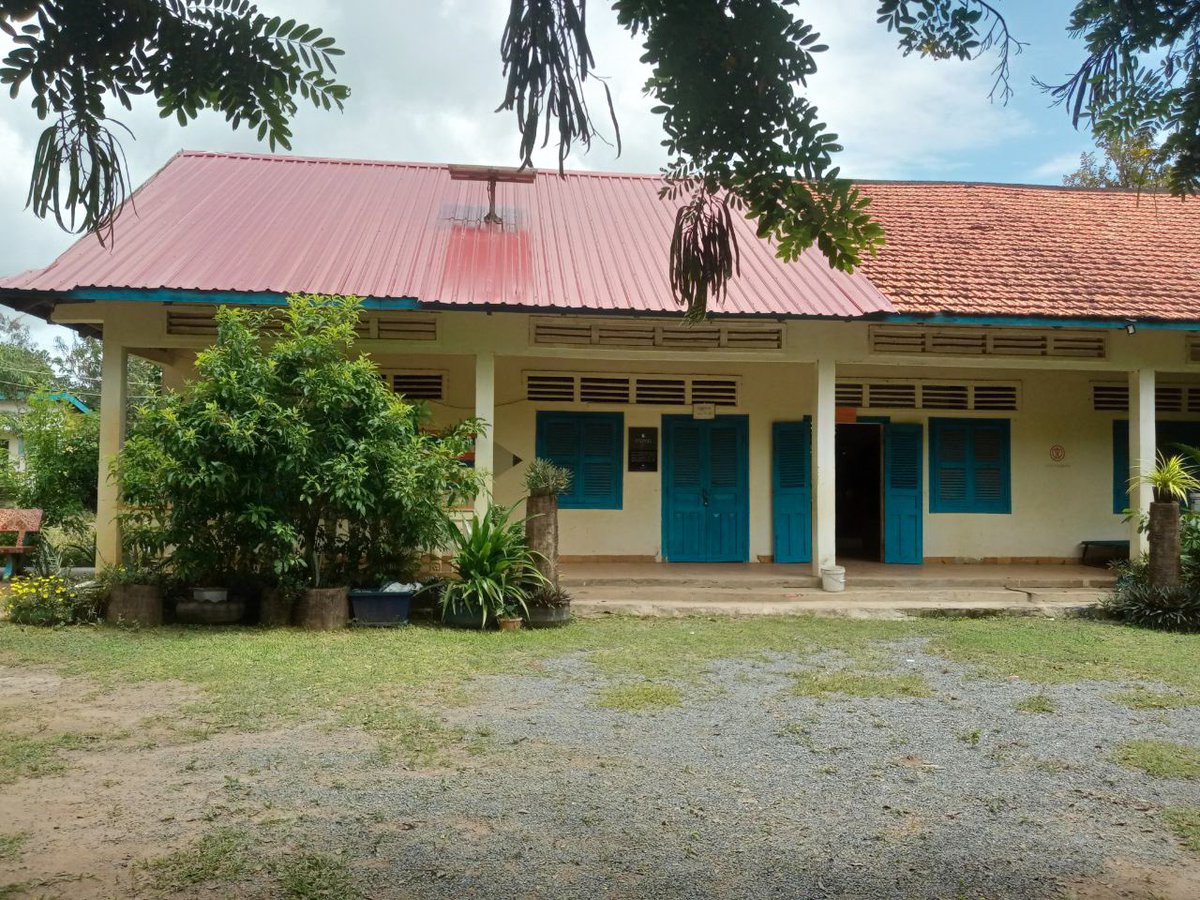 WeTomorrow_one's tweet photo. Beautiful impressions from our library in Kampong Speu, Cambodia. In the coming weeks the English lessons in Cambodia, Mongolia, Nepal and Romania will start again and our volunteers can’t wait to see the children again! #WeTomorrow 🧡 https://t.co/ffMxpwqt4H