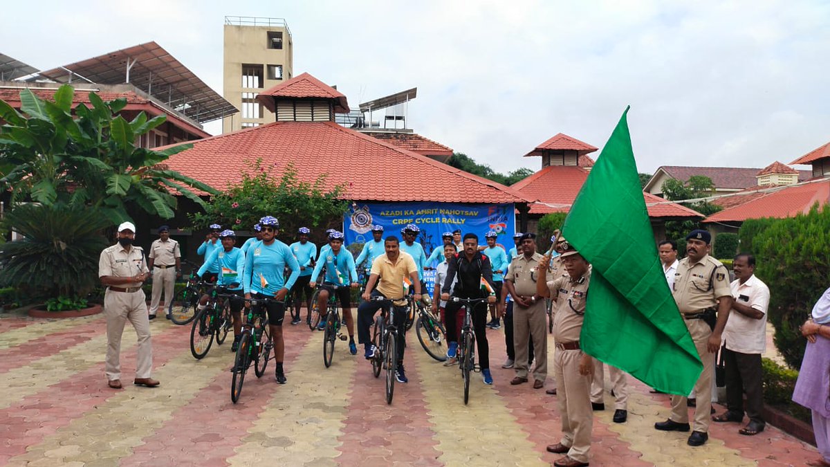 gccrpfnagpur's tweet photo. #FlagOff #AzadiKaAmritMahotsav From Sevagram #MahatmaGandhi ji's Land of serenity @gccrpfnagpur By State Dignitaries and DIGP Range @crpfindia @WSCRPF2016 @PMOIndia @HMOIndia @PIBMumbai @PBNS_India @TOI_Nagpur @randeep33073900 @CrpfDg #cycleRally #cycling #FitIndiaFreedomRun https://t.co/TnFB7I4VGH