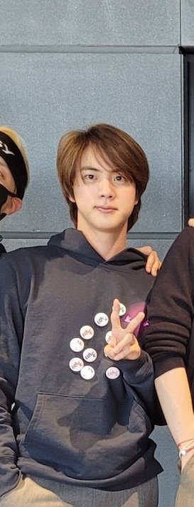 purplefaraday's tweet photo. @BTS_twt @coldplay omo his hair looks japanese 😍 https://t.co/io3kOEuR0K