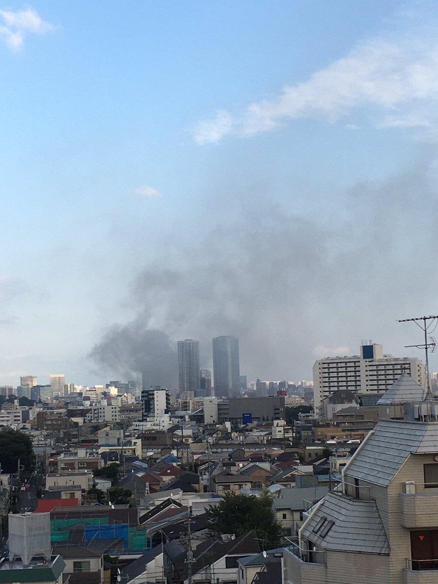 煙凄い。#火事