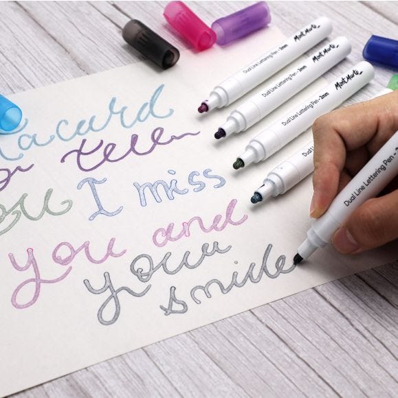 Craftboxuae's tweet image. NEW!
Dual Line Lettering Pens😃
~ Make your designs stand out with our Dual Line Lettering Pens. They feature a unique formula that creates a shimmering silver stroke and self-outlines with colour!~
Limited stock available, so grab yours now before they are all sold out.