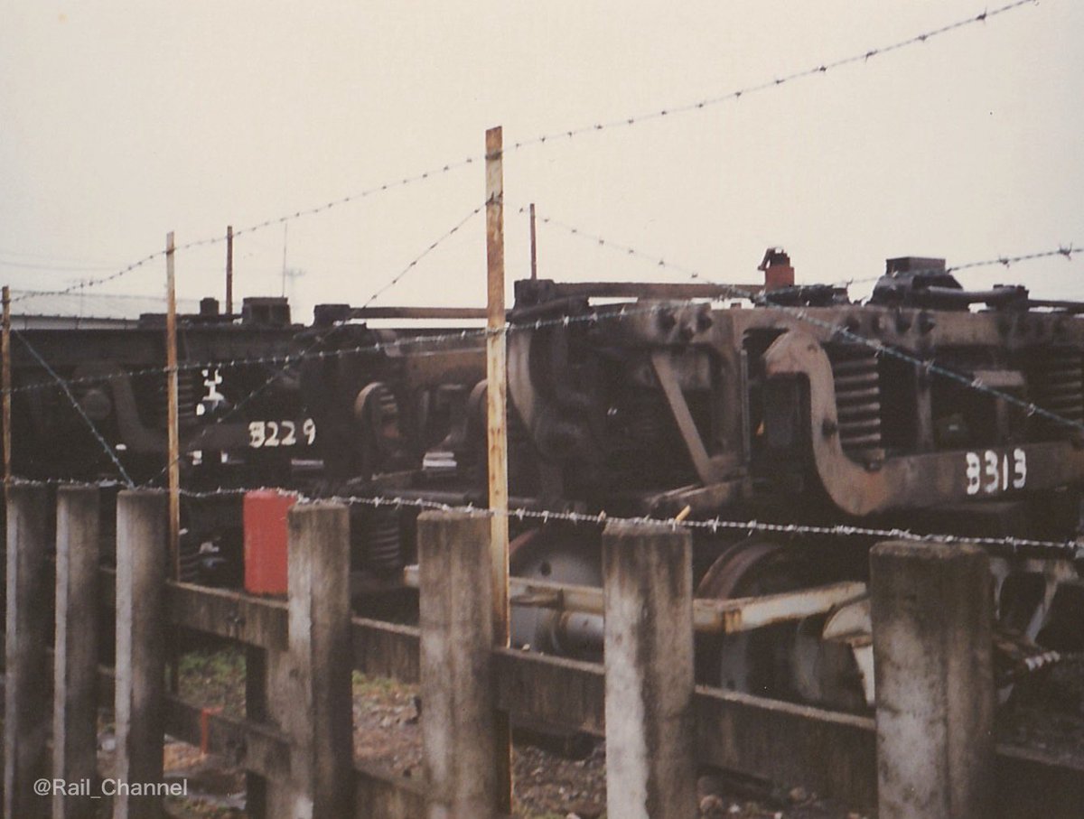 Rail_Channel's tweet photo. #東武動物公園 西口の #東武ストア と #無印良品 が建つこの場所。30年ぐらい前はこんな感じでしたね。廃車になった #野田線 #3000系 の台車とか置いてありましたね。部品が色々と。4枚目はおまけで出場が近い #5154F の写真
#杉工 #杉戸工場 #5050型 #伊勢崎線 https://t.co/VeEDoYoEom