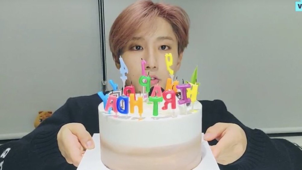 seungmintboy's tweet photo. other jype groups got their room decorated during event lives but skz can't even have a proper background decoration for fansign and only got their skzoo character as background :// https://t.co/pFFM7AvV6M