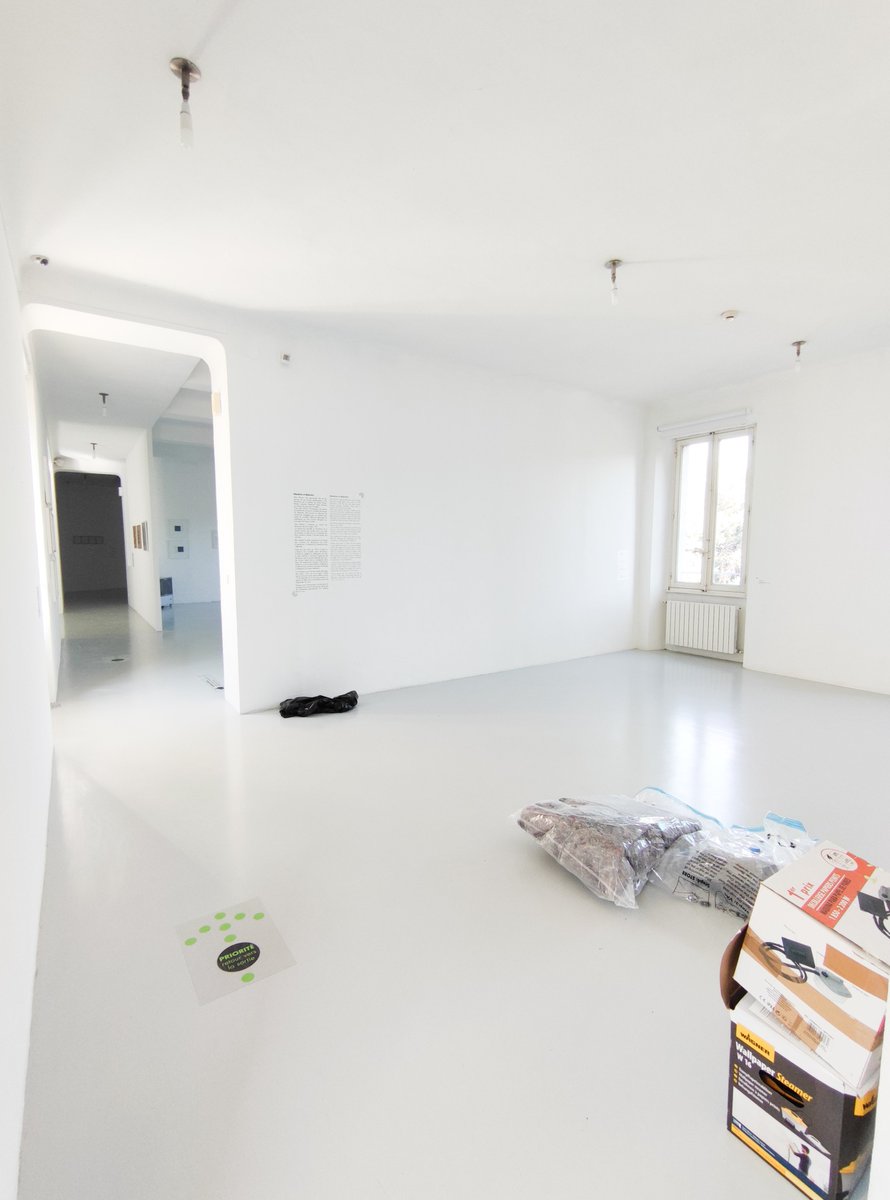 Démontage 🛠️ L'exposition Vera Molnar - Pas froid aux yeux s'est terminée. Les oeuvres de l'artiste hongroise quittent petit à petit les murs de la galerie du château 

🔜 Espace libéré à découvrir dès le 16 octobre 11h.