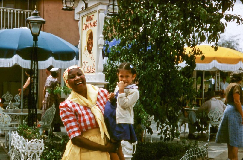 Pearl_Milling's tweet photo. In 1955, #Disneyland opened the Aunt Jemima Pancake House. This restaurant was a classic themed diner that sold many #AuntJemima pancake and waffle meals. A person dressed as Aunt Jemima would greet people at the door.

This place remained until 1970. https://t.co/3gGMzaeR80