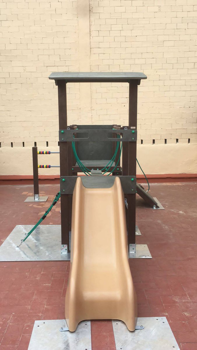 Parks3000com's tweet image. Estem construïnt un #parcinfantil 💯% #reciclat i sobre platines per tal de no foradar el terra.
.
.
.
#parcs #espaiexterior #espaiurbà #tobogan #sostenibilitat