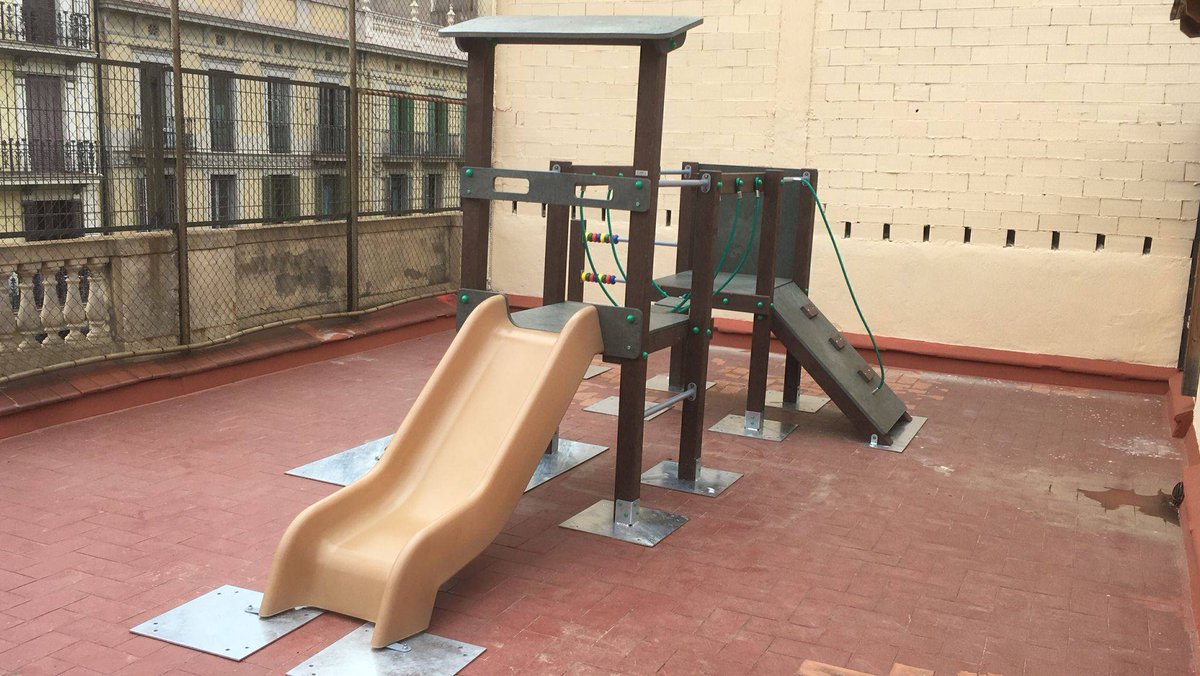 Parks3000com's tweet image. Estem construïnt un #parcinfantil 💯% #reciclat i sobre platines per tal de no foradar el terra.
.
.
.
#parcs #espaiexterior #espaiurbà #tobogan #sostenibilitat