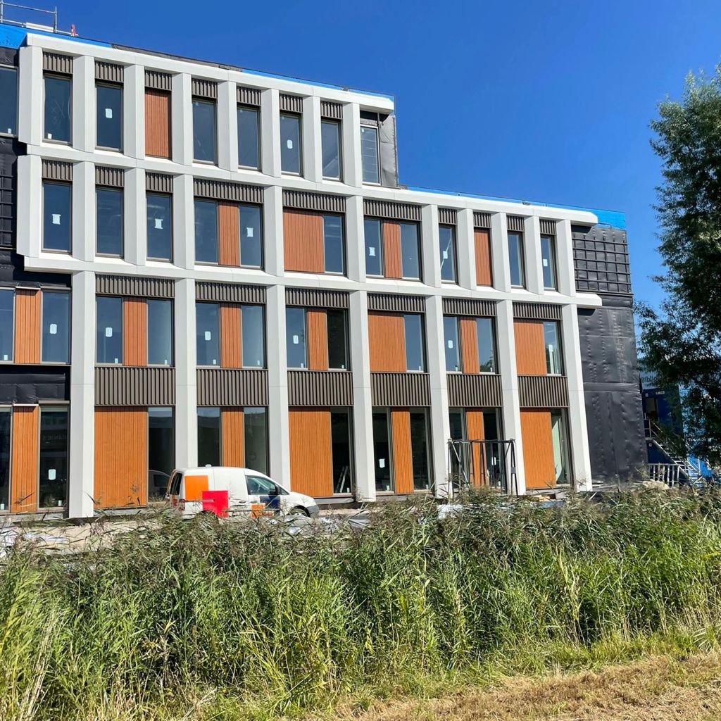 DijkstraDraisma's tweet photo. In Groningen realiseren wij het innovatiecentrum chemie &amp; engineering in opdracht van Triade. Dit gebouw biedt straks ruimte aan een vijftal onderzoeksbedrijven. Momenteel wordt er gewerkt aan de afbouw, de gevelafwerking en is de schilder volop aan de slag. https://t.co/uLWxE5lThr