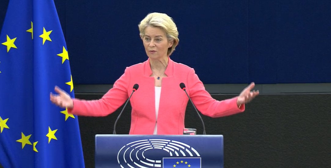 "We will invest in 5G and fiber, but equally important is the investment in #digitalskills. This needs leaders’ attention and a structural dialogue on the top level" <a href="/vonderleyen/">Ursula von der Leyen</a> #SOTEU