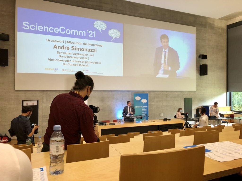 arnoleli's tweet image. Always a pleasure to listen to a real pro 👏🏼 @BR_Sprecher 
Wenn der ganze Saal schon zu Beginn herzlich lacht und Lust hat, zuzuhören 😊🍀🥂
#ScienceComm21