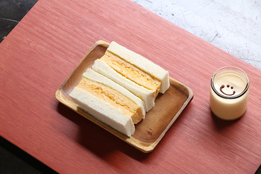 yuurin_an's tweet photo. ＼卵を贅沢につかったサンド、はじめました／🥚

岡山が誇る食材をたっぷり使った『はれの国たまごサンド』☀️

有鄰庵のたまごかけごはんでお馴染みの倉敷産の上質な卵を、なんと3個使用！🍳

さらに黄ニラしょうゆを下味に使っているダシを効かせた、ここでしか食べられないサンドです😃 https://t.co/BLdhX1dzj1