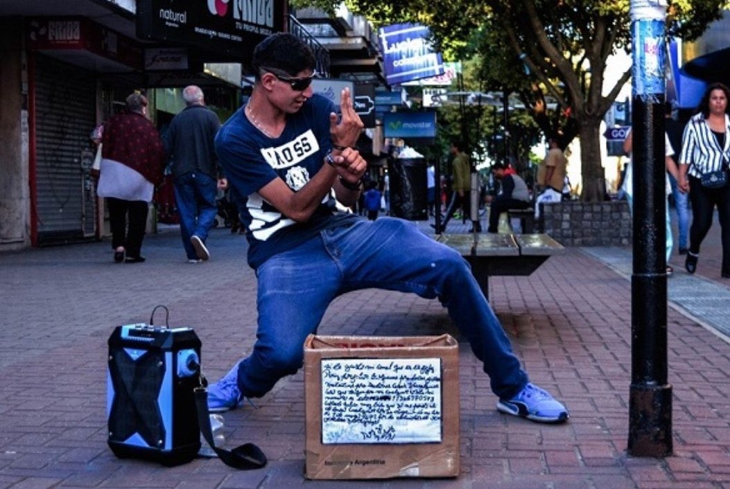 Rivadavia hoy es un poquito más gris y triste que ayer.

Hasta siempre, Fichi. Ojalá el cielo tenga una peatonal para vos.