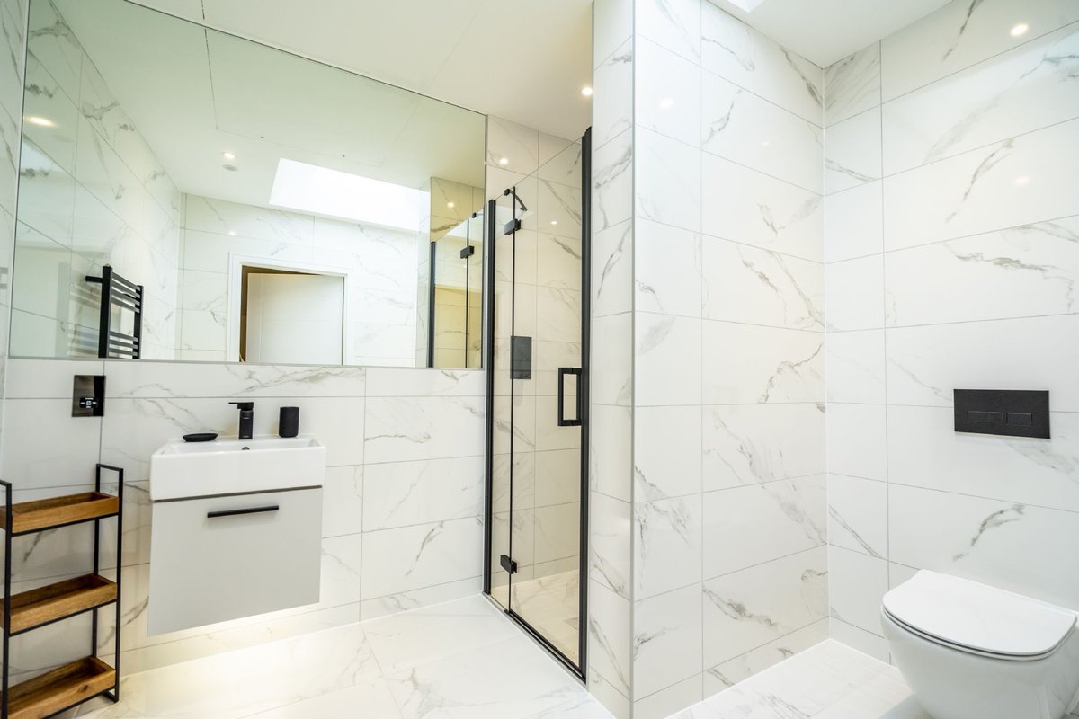 Celebrate in style at Apartment 11 Bootham House 🍾✨

Located in #York’s historic city centre, with Michelin Star restaurants and highly regarded bars on the doorstep, this luxurious loft style apartment offers the perfect base for any occasion.
 
📅bit.ly/3k2FYoM