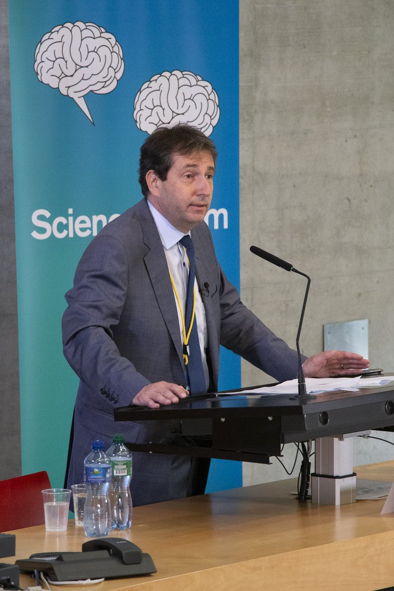 NCCRbioinspired's tweet image. Onsite for the #sciencecomm21 conference @unifr. @BR_Sprecher André Simonazzi gets proceedings off to a flying start!