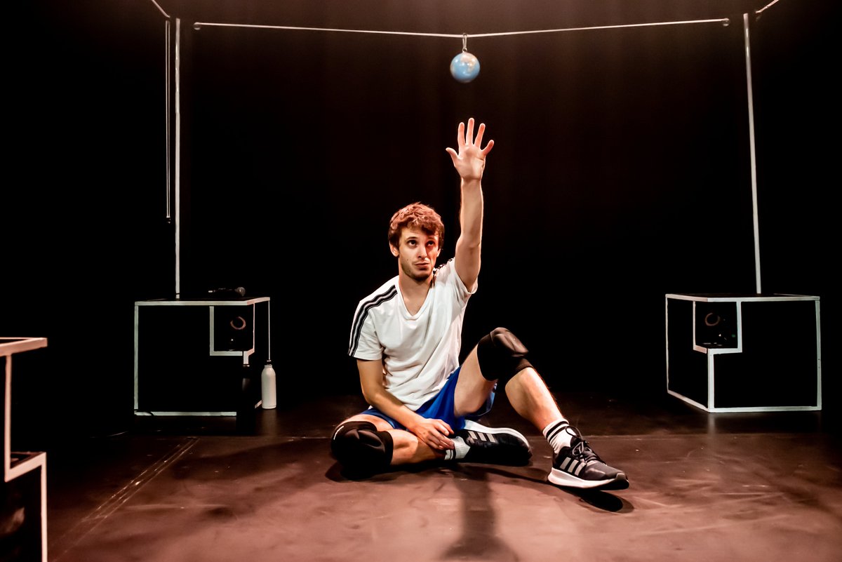 #CatchingComets is now up &amp; running in London <a href="/ThePleasance/">Pleasance</a> until Sunday 19th

Last night we had a full theatre for an electric show; thanks all for making it special

If you weren't there, here are some lovely photos from it taken by <a href="/lidiacrisafulli/">lidia crisafulli</a>!