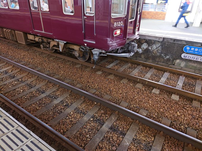 踏切事故 阪急神戸線 阪急岡本駅付近で車が突っ込み大破 運転見合わせ 現地の画像 様子 まとめダネ