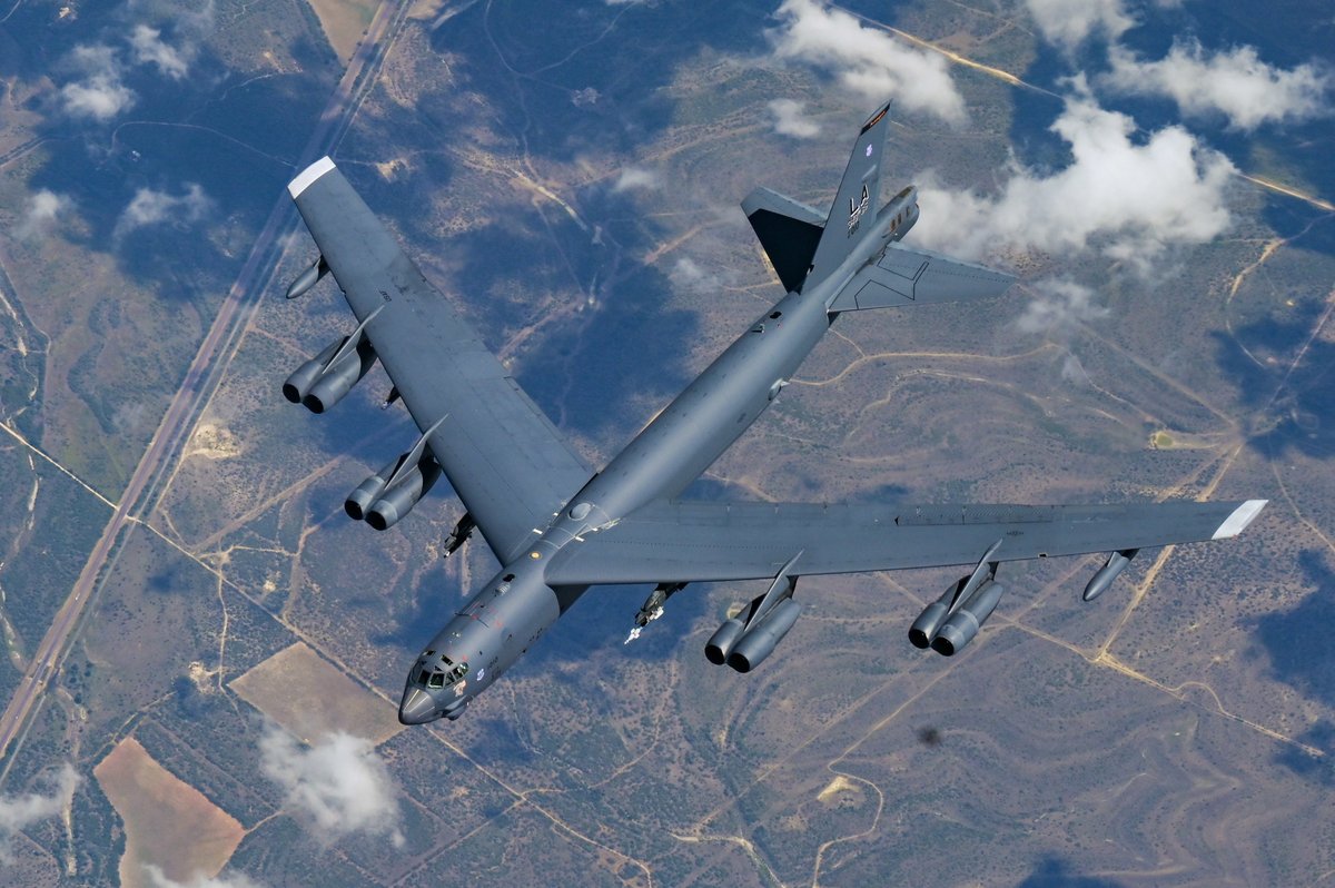 A KC-135 Stratotanker refuels a #B52 Stratofortress during a cross country mission … dvidshub.net/r/vvqdzg #AirForce