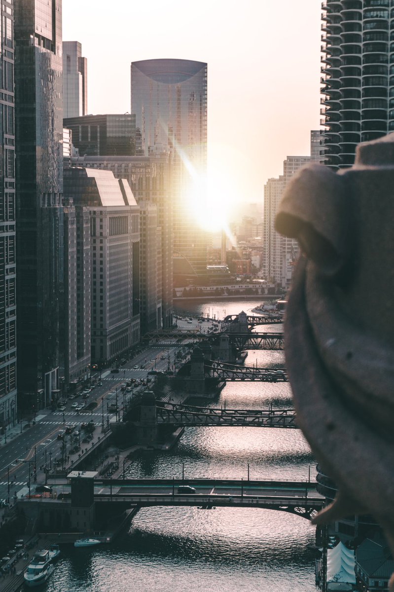 CourseCharted's tweet image. When the light hits just right ✨

It’s almost #Chicago henge time (the time of year when the sun lines up perfectly on the E/W grid) — also known as photographers’ fav time in the city!

Have you seen this phenomenon??

#chicagohenge #sunset