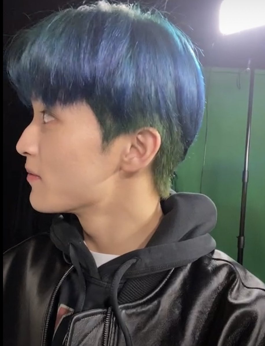 coolsince1999's tweet image. สอบถามค่ะๆๆๆ ระหว่างiPhone13 pro กับ iPhone13 pro max ชาตินี้พี่ม้าคจะมีวันเลิกหล่อไหมคะ