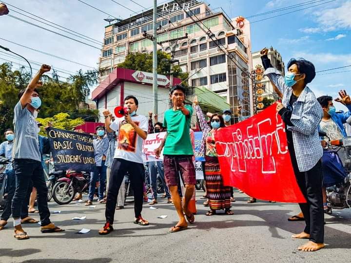 kay_aprilnyein's tweet photo. Mandalay Strike Forces including Phayargyi strike, Cooperative University students strike, Representation Strike of detained people bravely appeared on road of Mandalay to show their ignoring towards Evil dictators.

#AcceptNUG_RejectMilitary
#Sep15Coup
#WhatsHappeningInMyanmar https://t.co/XOmZg8QNYs