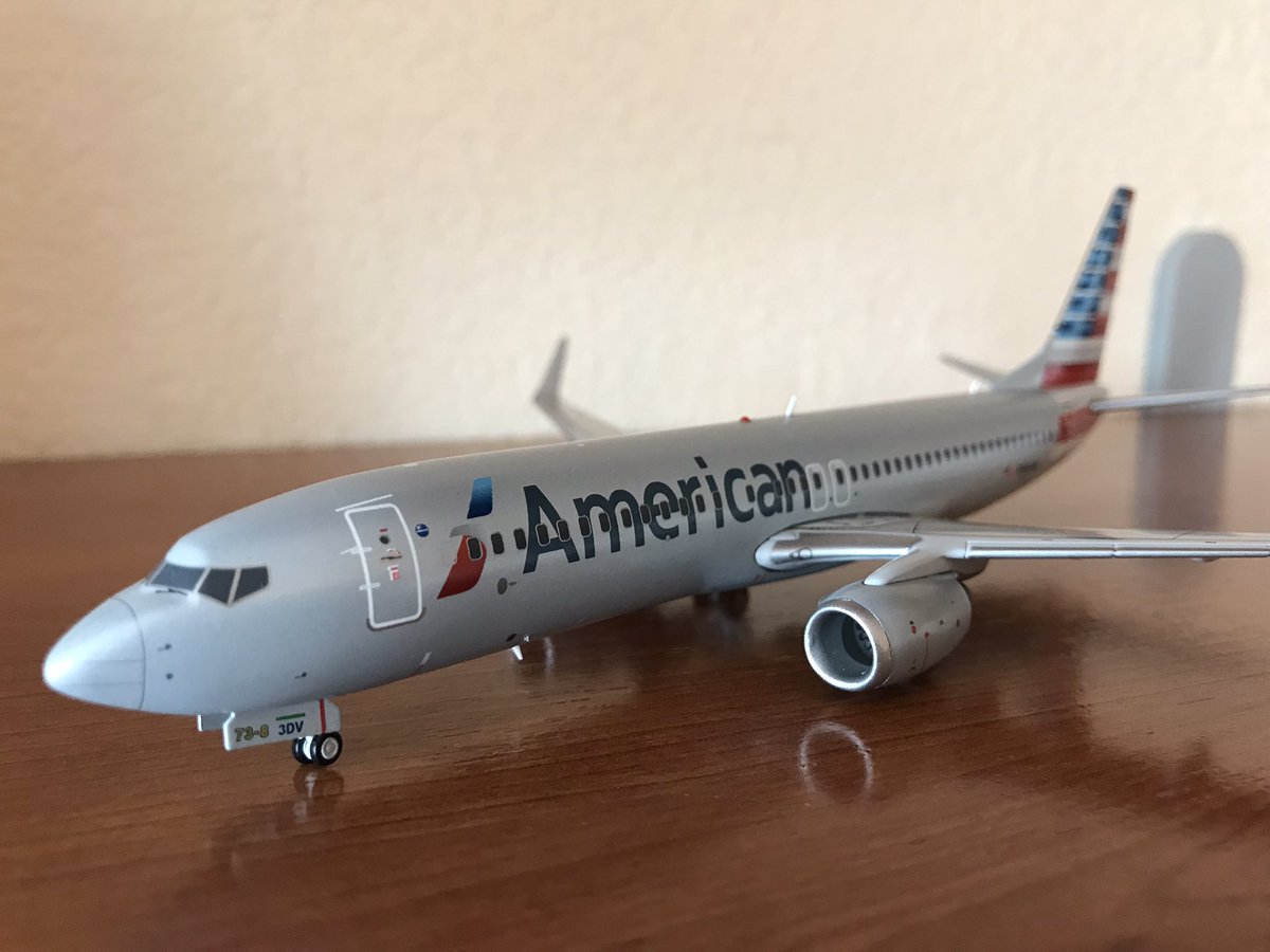 FranciscoMaeso's tweet photo. Última incorporación a mi colección de maquetas de metal escala 1:200 de @GeminiJets . @Boeing B737-800 de @AmericanAir con matrícula N990AN. La flota sigue creciendo 😉✈️✈️✈️ #geminijets #scale1200 https://t.co/bZq2AbquxI