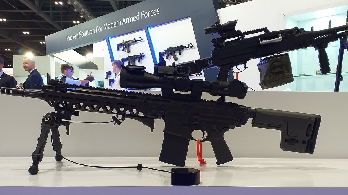 PGZ_pl's tweet photo. Spółka #ZMTarnów na @DSEI_event w Londynie prezentuje uniwersalny karabin maszynowy #UKM2000P, lekki moździerz piechoty #LMP2017 oraz system broni modułowej #MWS25.
#pgz #GrupaPGZ #targi https://t.co/wl6abQdoRF