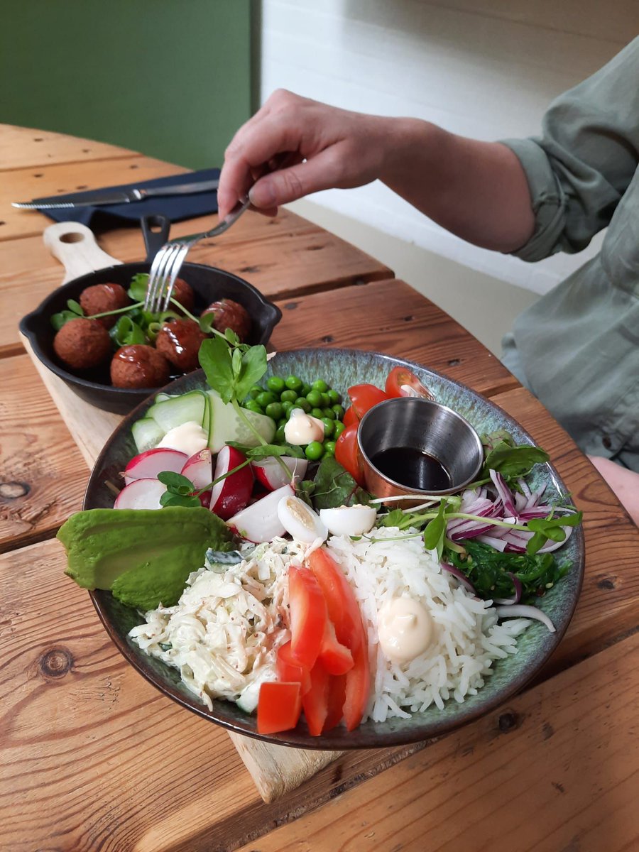 Even een boost nodig? Bestel dan onze pokebowl! Bomvol met verse groenten, en de keuze of je jouw bowl met falafel, oosterse ossenhaaspuntjes óf gebakken zalm wilt. Een lastige keuze dat wel... maar allemaal heel lekker!
