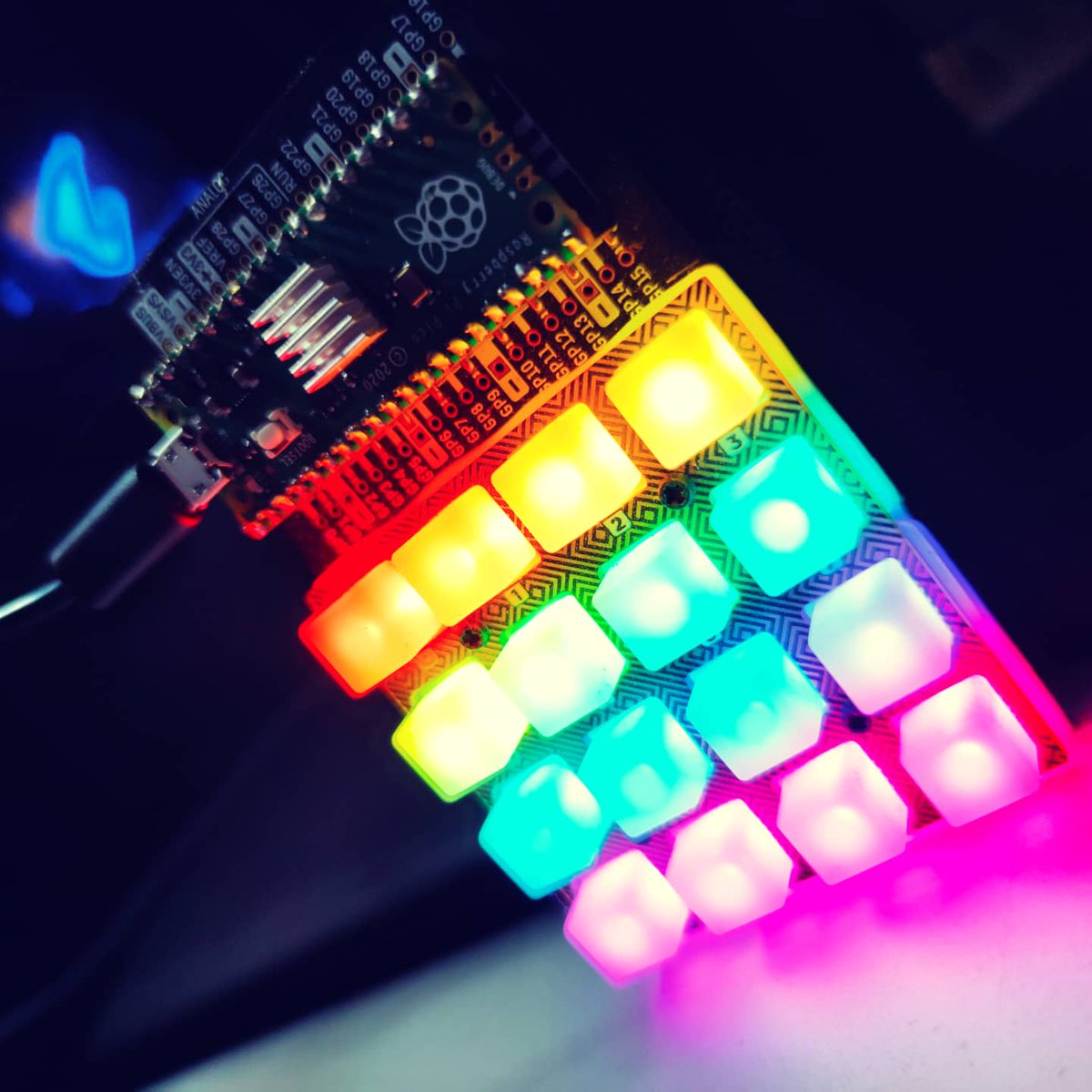 Black_Lab_fr's tweet image. #RaspberryPico #RGB #keypad #streamdeck #micropython Prêt !