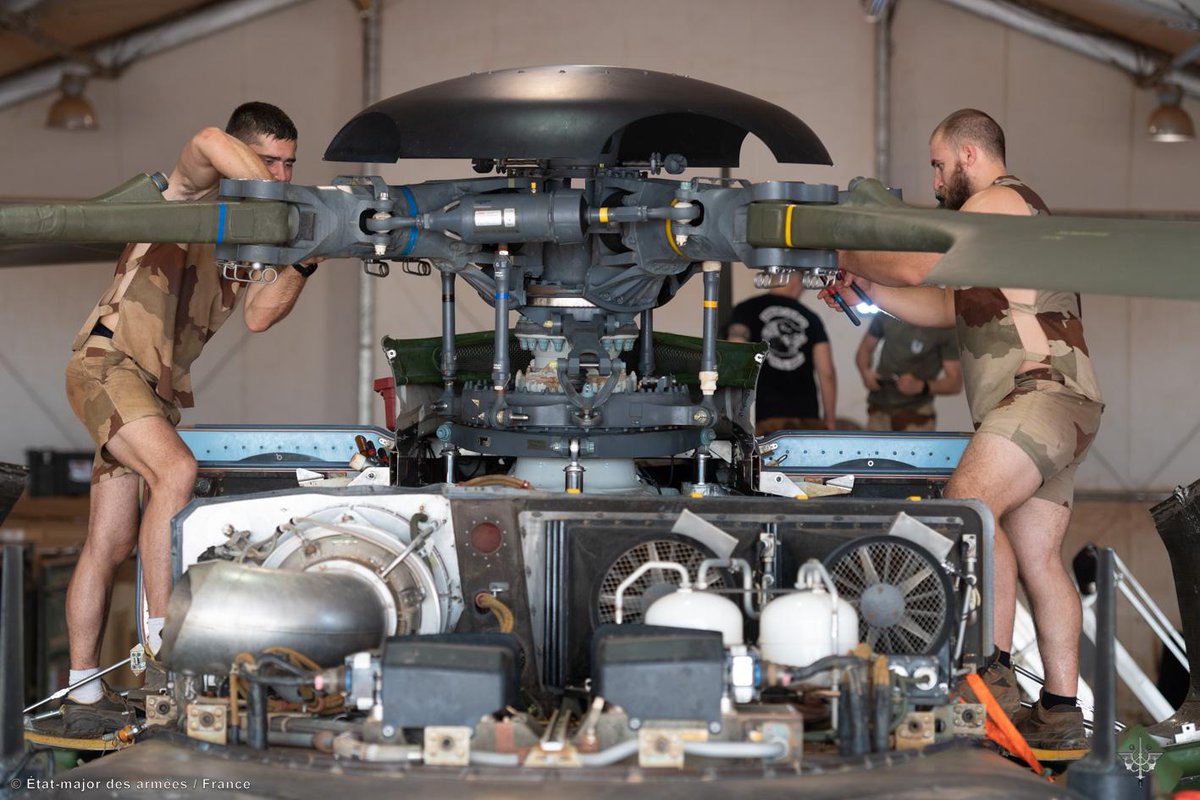 La haute technicité des mécaniciens du Groupement tactique désert aéromobile au service des hélicoptères de #Barkhane #NotreDefense #BarkhaneSeTransforme #LaFranceResteAuSahel <a href="/armeedeterre/">Armée de Terre</a> <a href="/EtatMajorFR/">Armée française - Opérations militaires</a>