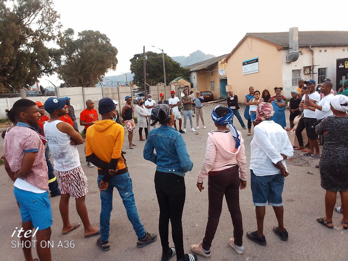 EFFWesternCape_'s tweet photo. EFF Cape Metro Councillor candidates from Zone 8: fighters Ntombekhaya Kraai, Lindiwe Bam Nomthetho Mabona &amp; Papama Lumpi conducting community meetings and as well doing door to door ahead of both registration week and upcoming elections.  @EFFSouthAfrica https://t.co/FEuEE0Nmnt